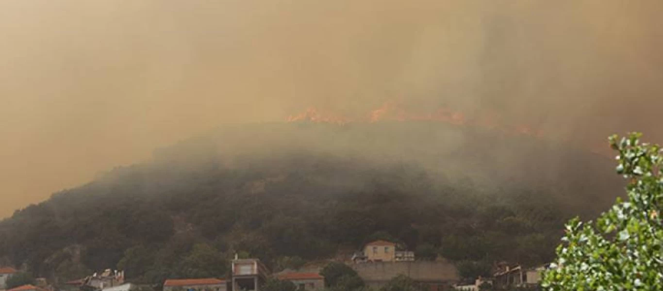 Δραματικές οι στιγμές στην Μάνη: Μεταπήδησε στην Αρκαδία η φωτιά - Εκκενώθηκαν Βάστα, Ίσαρης και Χράνοι